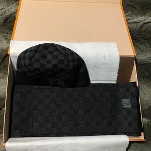 Louis Vuitton Damier graphite Beanie & scarf set